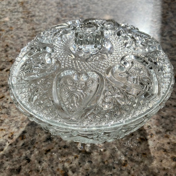 Kig Malaysia vintage glass hearth & fleur de Lis design candy or sugar bowl - Picture 2 of 7